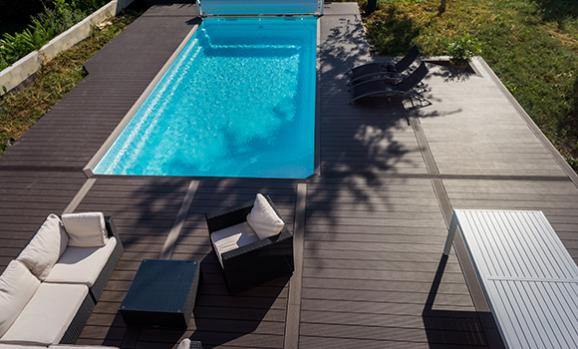 terrasse en bois et piscine 