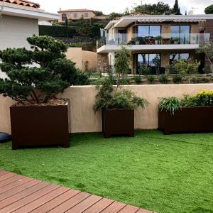 Toit terrasse avec gazon synthétique et terrasse en bois composite