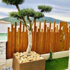 Ecran en bois avec aménagement de l'espace 