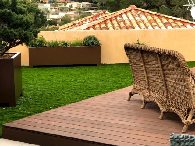 Toit terrasse avec gazon synthétique et terrasse en bois composite